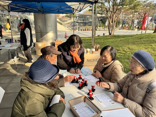 지역주민들이 웃으며 활동에 참여하는 모습
