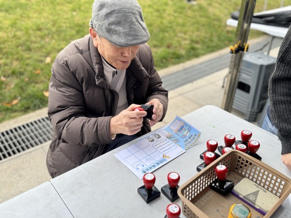 AAC도장을 고르는 모습