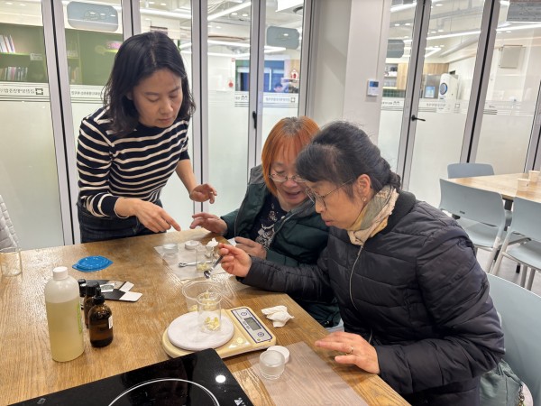 함께 화장품을 만들며 교류하고 있는 모습의 사진