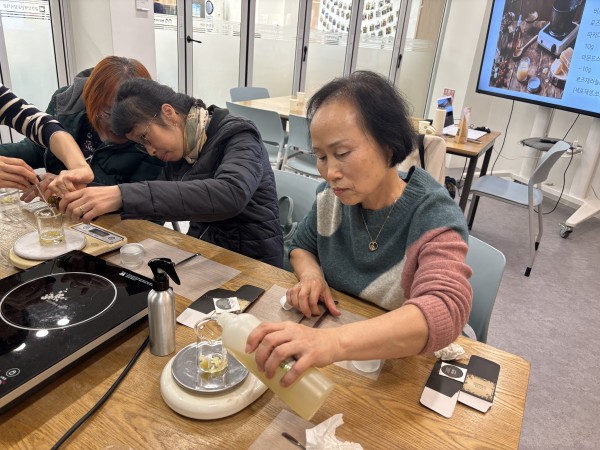 화장품을 만들기 위해 계량하고 있는 모습의 사진