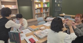 프로그램 시작 전 2인 1조 게임하는 모습