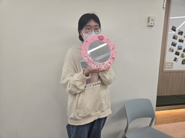 분홍색과 꽃으로 꾸며본 나만의 거울