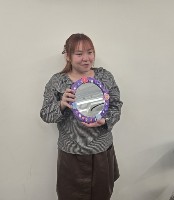 보라색 클레이로 꾸민 거울을 들고 찍은 사진