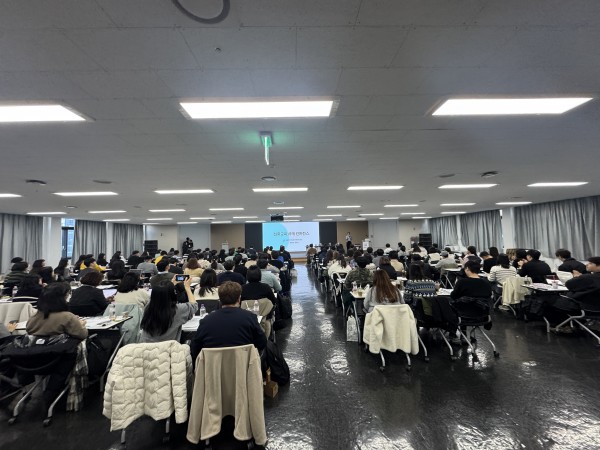 교육에 집중하는 모습