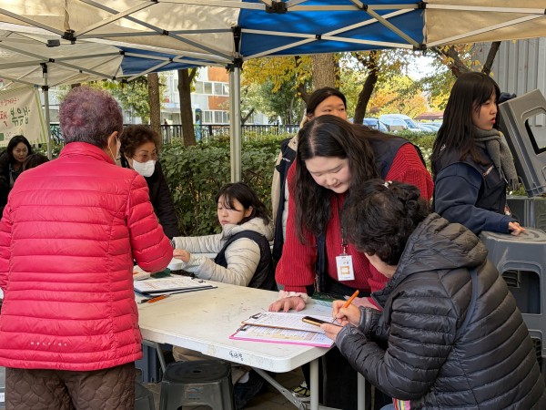 13단지 주민분이 행사 접수받는 모습