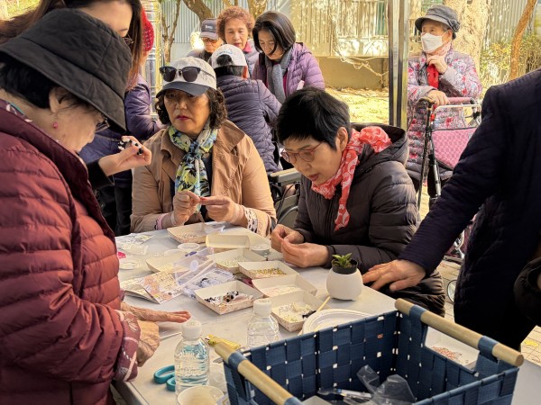 참새스토리 단원이 비즈공예 알려주시는 모습