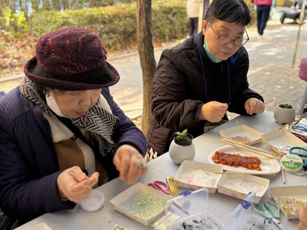 비즈공예 활동 체험하는 모습
