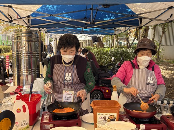 부침개 만드는 참새스토리 단원 모습