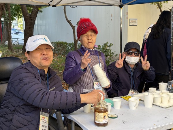 찻집 운영하는 참새스토리 단원 모습