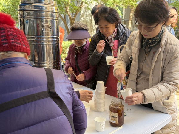 찻집 이용하시는 주민분들 모습