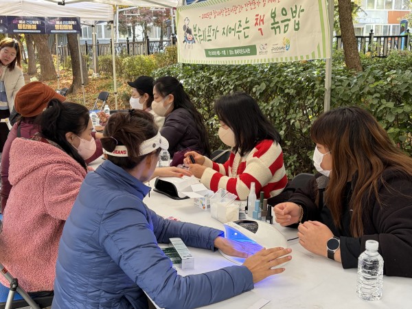 참새작은도서관에서 부스 운영하는 모습