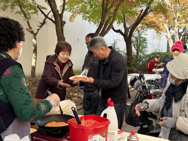 부침개 전달하는 모습