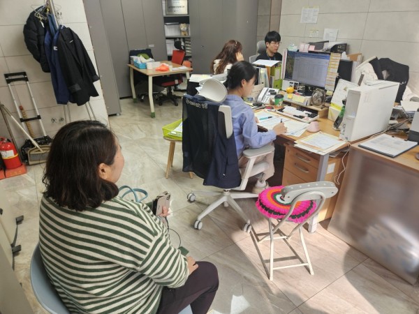 제공기록지를 확인하는 사회복지사와 활동지원사의 모습