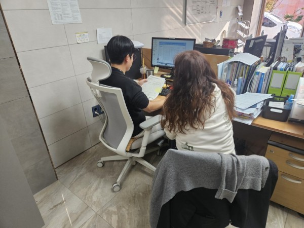 월말정산을 진행하는 모습