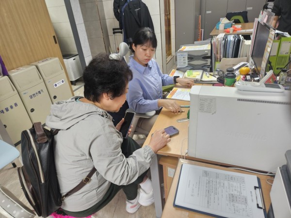 단말기를 확인하는 활동지원사의 모습