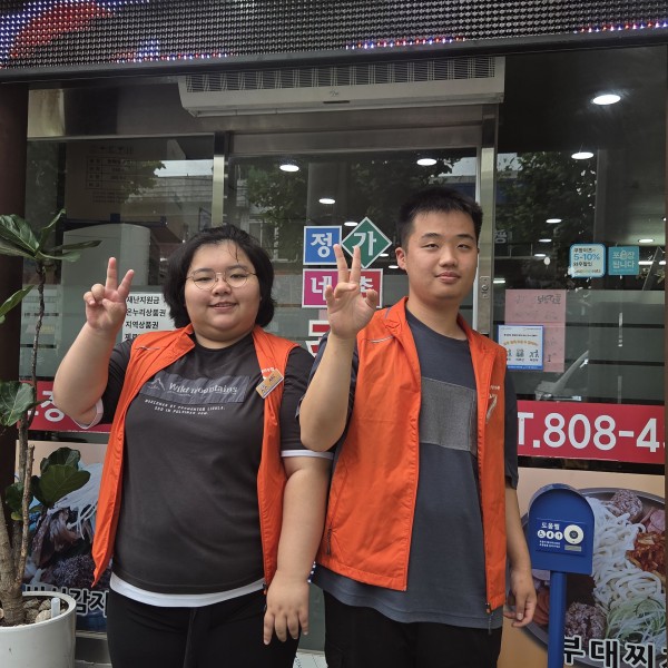 정가네촌감자탕집 앞에서 모니터링단 모습