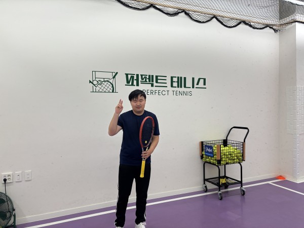 테니스 수업을 듣기 전 기념사진을 촬영한 모습의 사진