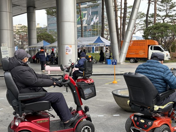 전동보장구 안전운전 연습장에서 체험하는 모습