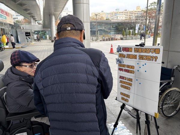 스티커 붙이기 활동 중인 지역주민