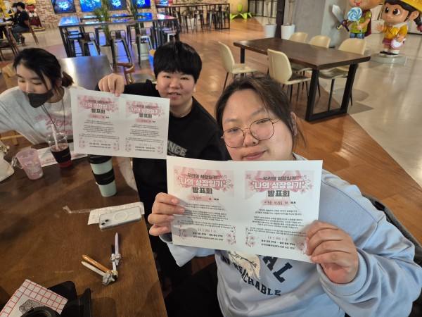 초대장에 지인의 이름을 적고 사진을 찍는 모습