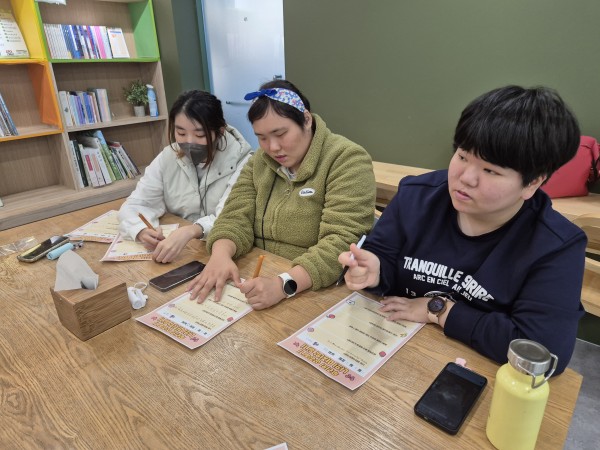 나의 마지막일기를 고민하면서 작성하는 모습