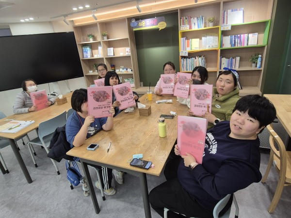 활동지를 정리한 후 마무리사진을 찍는 모습