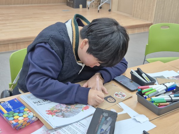 직접 그림을 그리며 북아트를 진행하는 모습