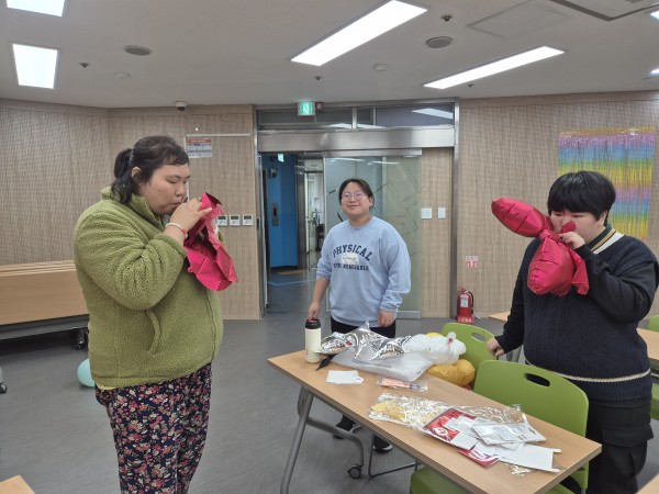 직접 풍선을 불며 발표회를 꾸미는 모습