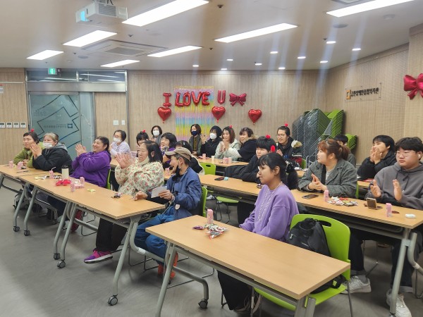 발표회 참석 및 사업설명을 듣고있는 모습