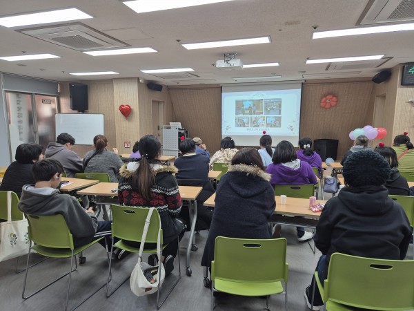 활동영상을 시청하는 모습