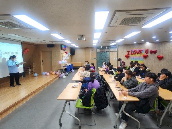 가족 및 지인들 앞에서 발표하는 모습