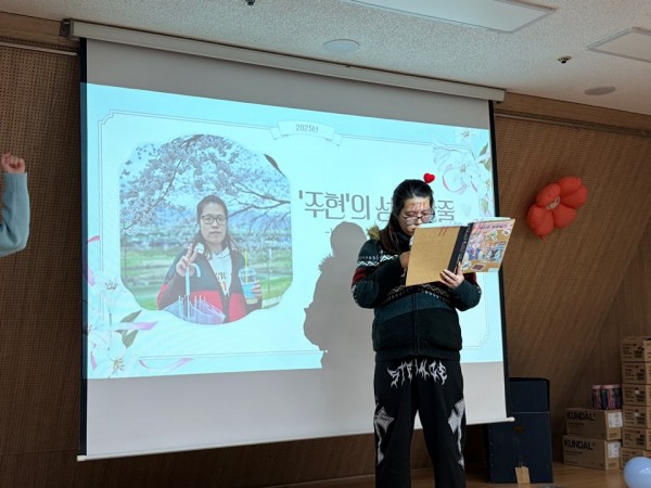 스스로 자신의 일기를 읽으며 발표하는 모습