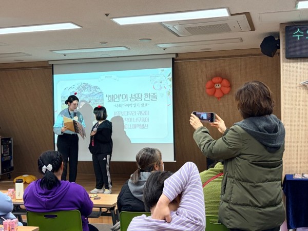 담당자의 도움을 받아 발표를 진행하는 모습