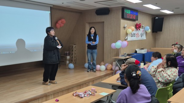 발표 후 지인의 응원을 받는 모습