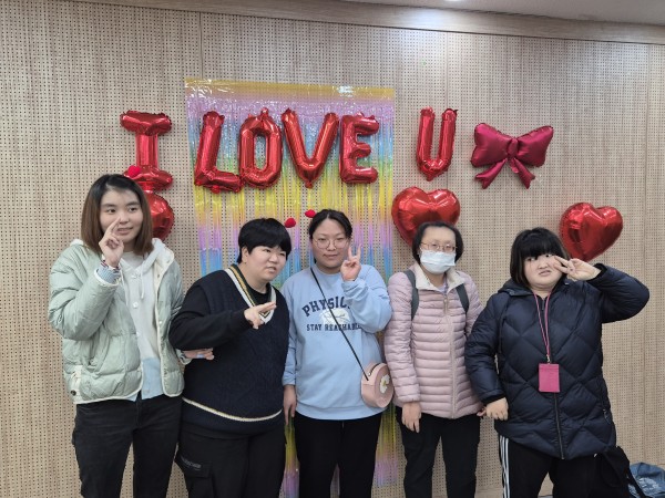 포토존 앞에서 우리의 성장일기 참여자들 단체사진 촬영