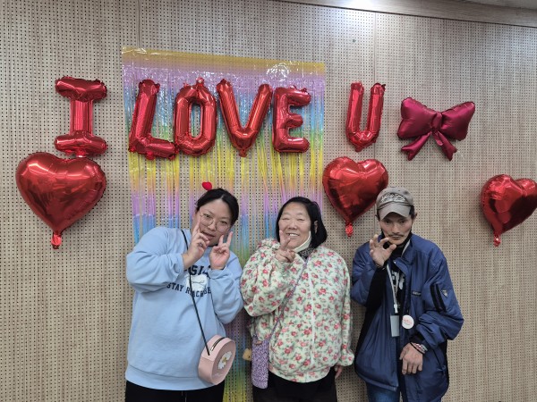 포토존 앞에서 가족사진을 찍는 모습