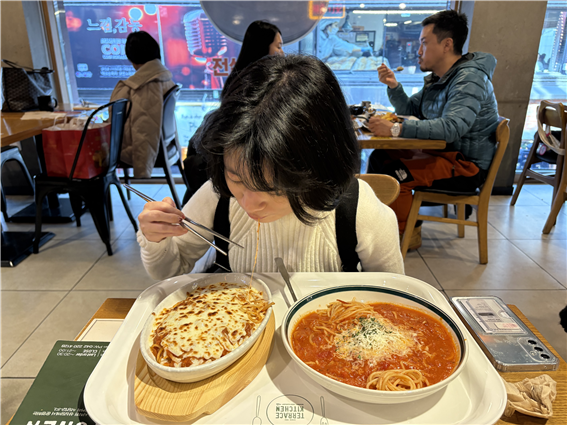 맛있는 음식을 먹고 있는 모습