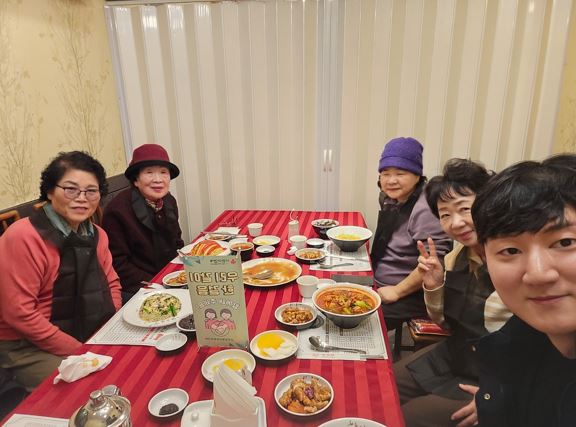 보호자와 담당자가 함께 송년회 및 식사를 하면서 다같이 사진을 찍는 모습