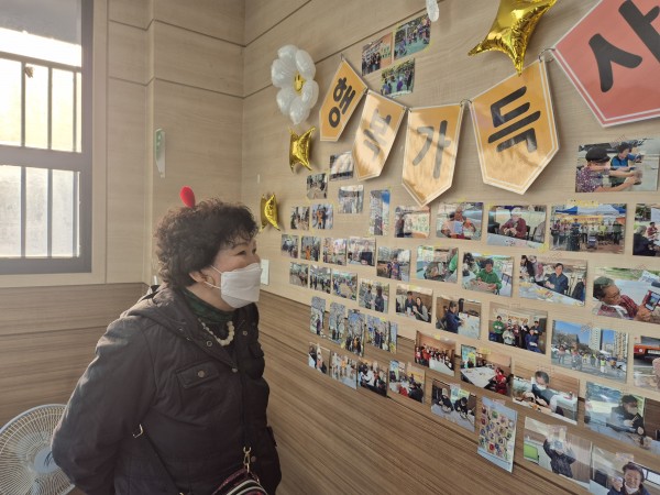 사진 구경하는 모습