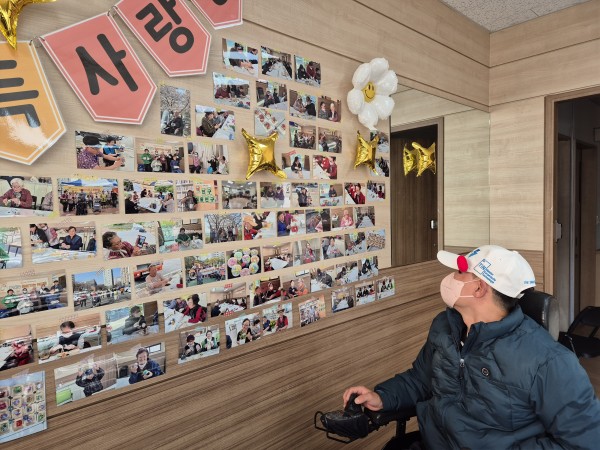 내 얼굴이 어디있나 찾는 모습