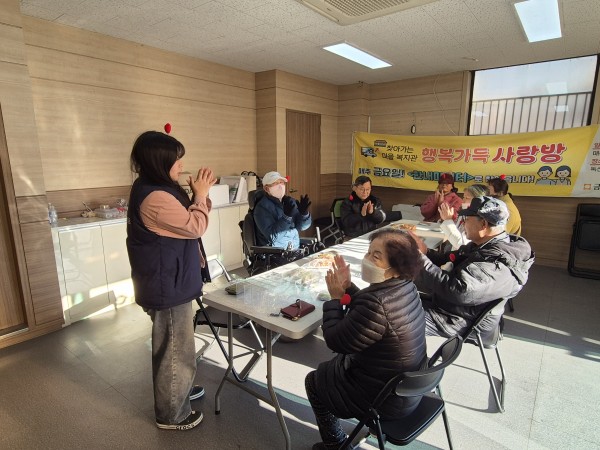 한 해 마무리하며 이야기 나누는 모습