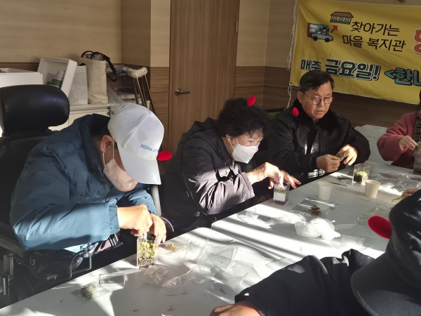 테라리움을 열심히 만드는 중