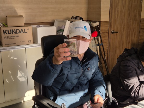 완성한 테라리움과 함께 촬영