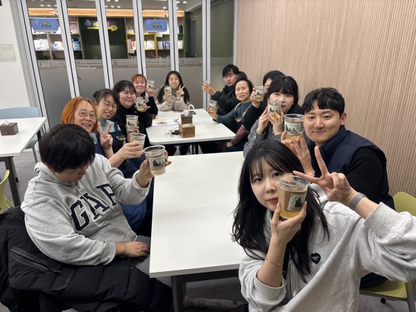 보호자와 자녀들, 담당자끼리 함께 응원의 한마디를 하고 있는 모습의 사진