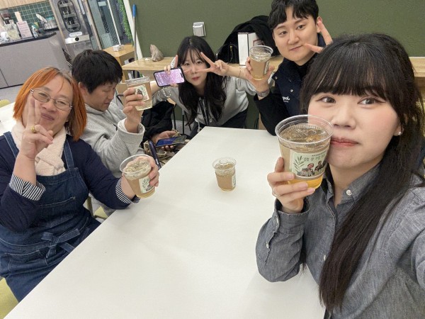 시음회 전 담당자들과 함께 이야기 나누는 시간을 가진 모습의 사진