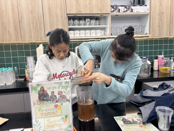 허브티를 채에 거르고 있는 모습의 사진