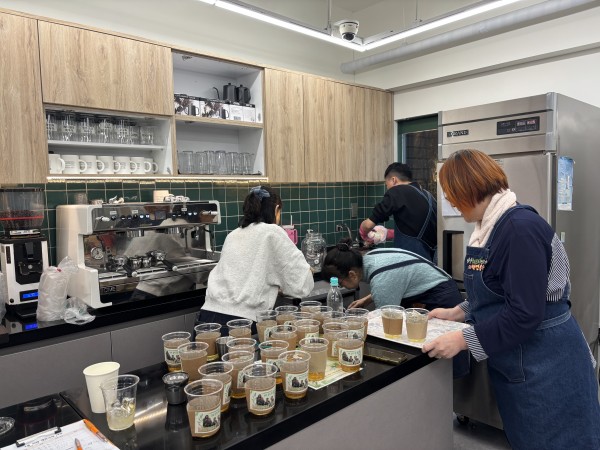 허브티 시음회를 시작하기 위해 사전 준비하고 있는 모습의 사진