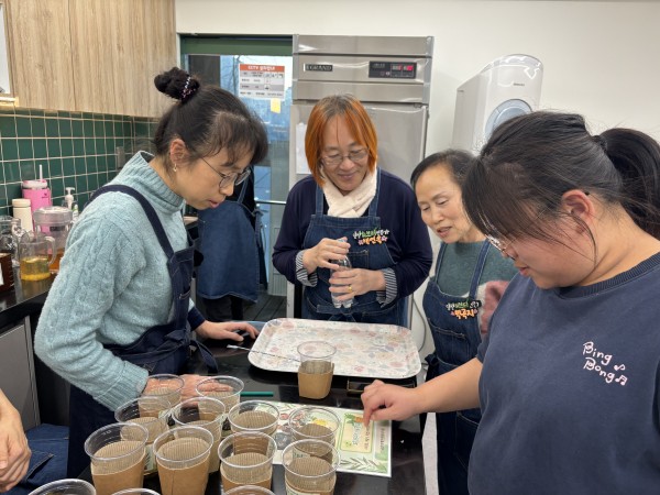 직접 마시고 싶은 메뉴를 고르고 있는 모습의 사진