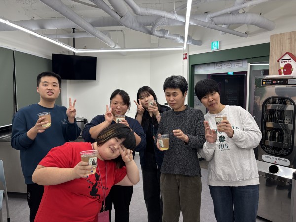 프로그램 쉬는 시간에 와서 한 잔 마시는 이용자 분들의 모습 사진