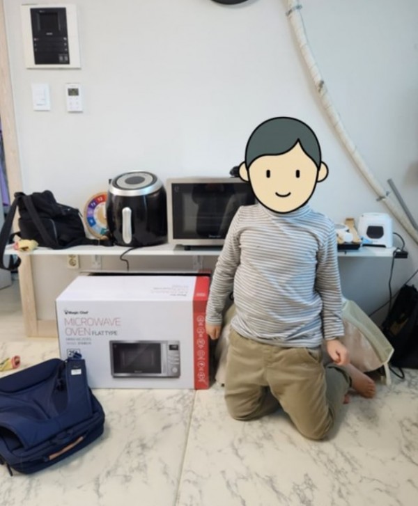 새로운 전자레인지와 사진을 찍는 아동의 모습